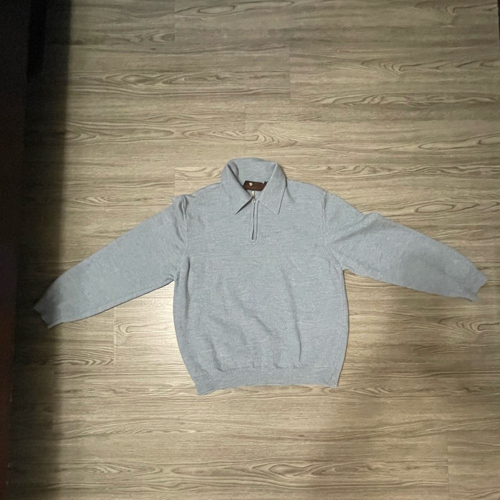 Toscano teenager blue sweater.size: 10 years old